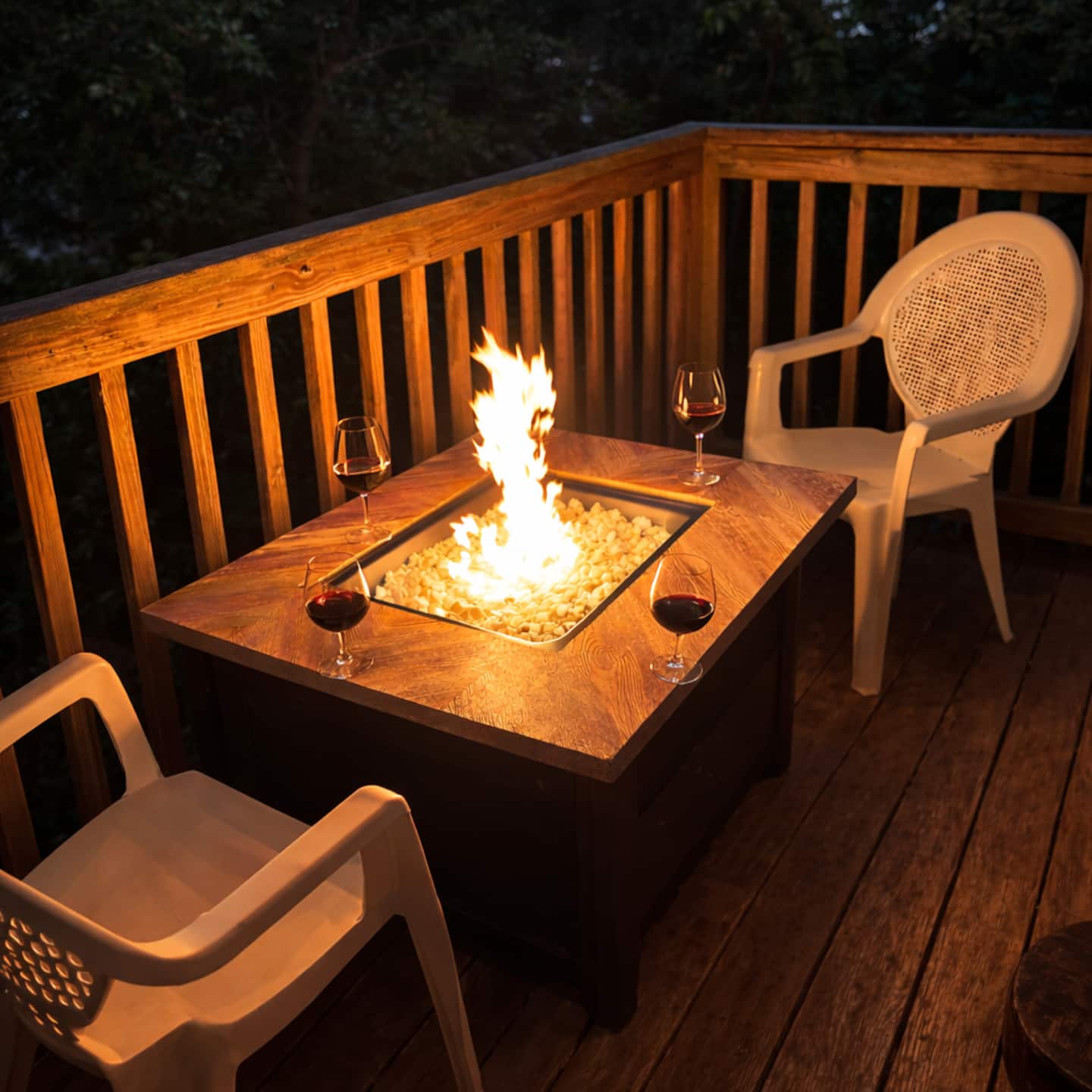 Sunny Brunswick guesthouse and its outdoor setting